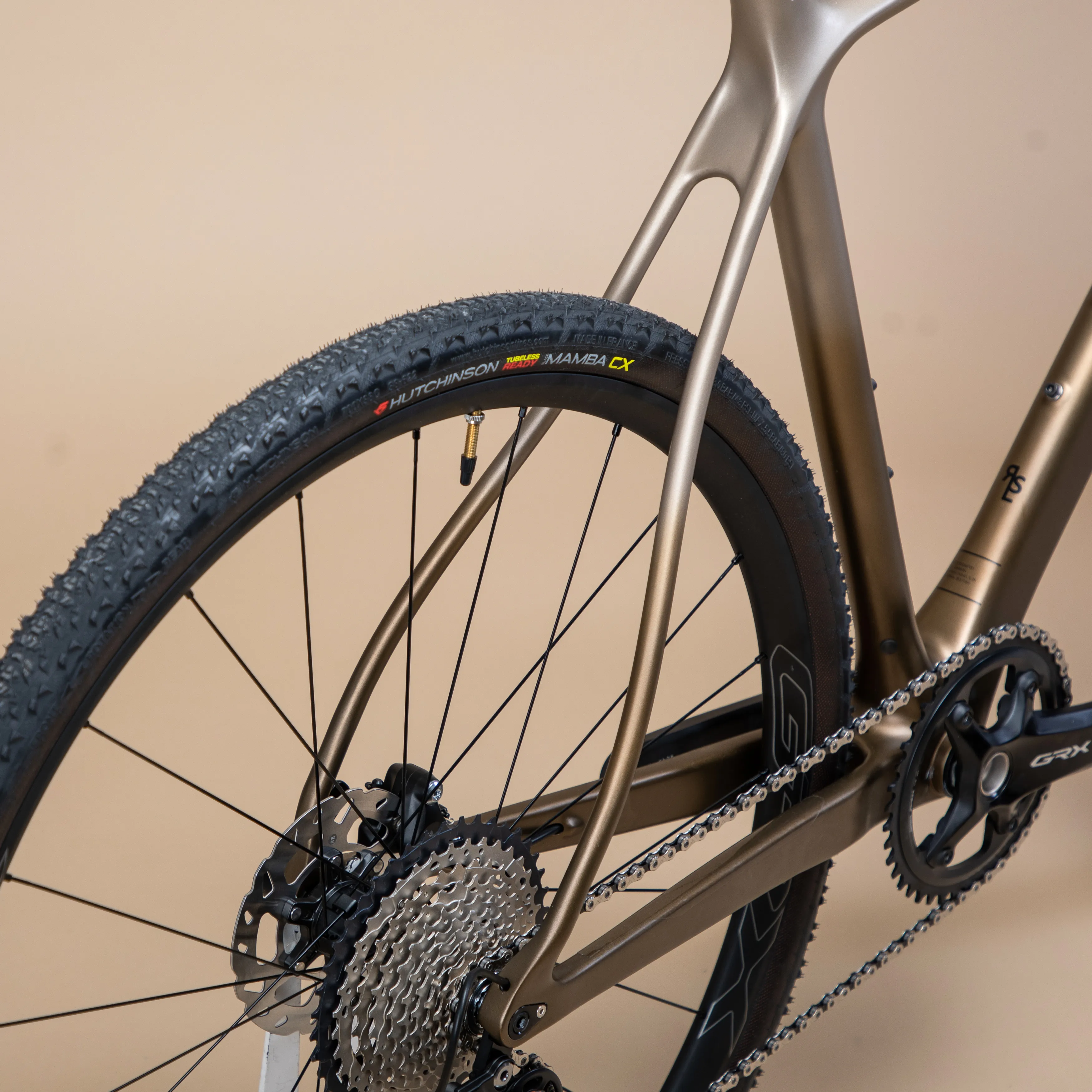 Fäste Bekvämt tubeless ready-däck på 38 mm som ger bra grepp på torrt underlag.